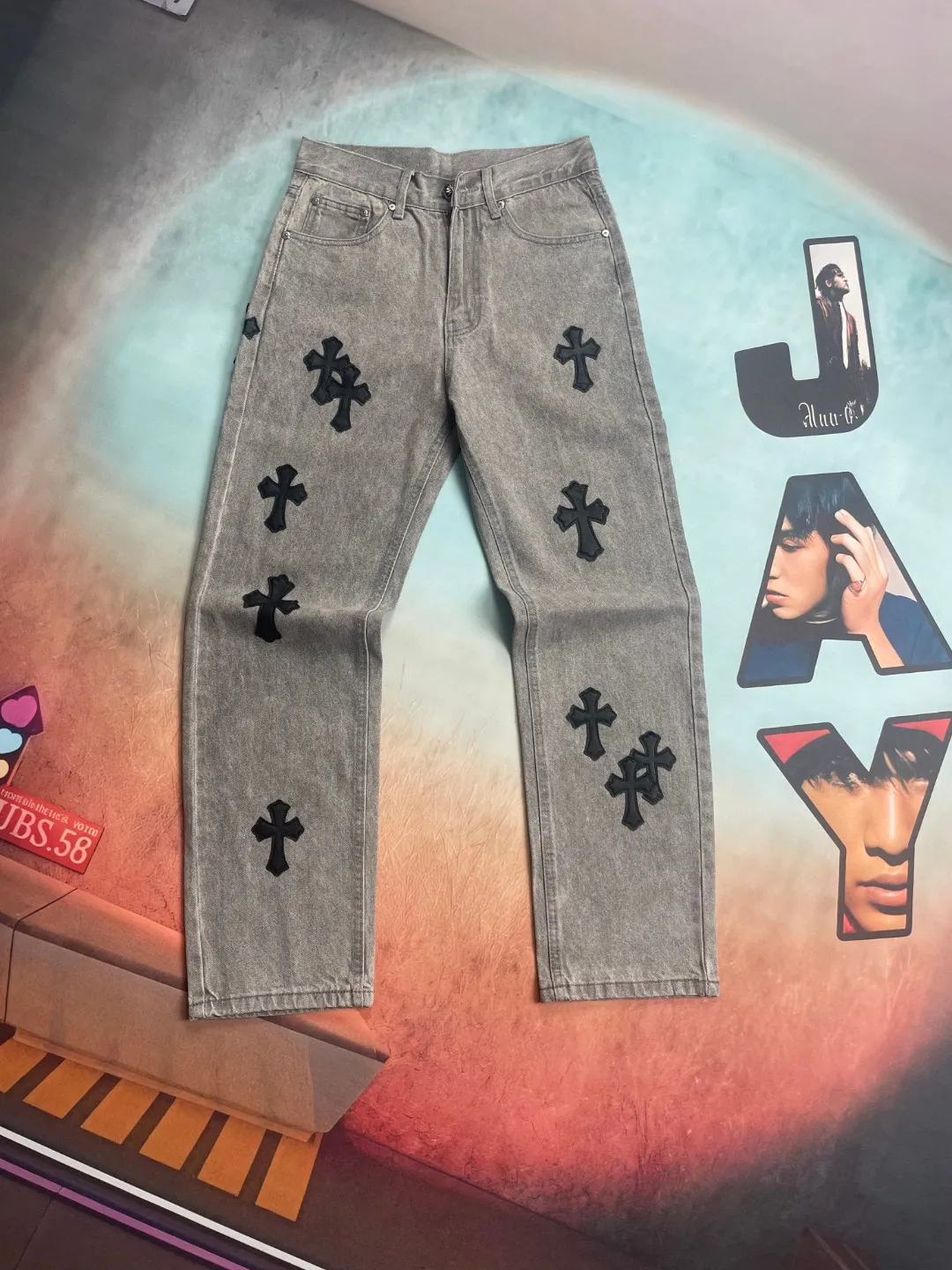 🅿️240 🔘Style No.-KL126 🔘Chloe Heart𝐂𝐡𝐫𝐨𝐦𝐞 𝐇𝐞𝐚𝐫𝐭 Matty Boy Sex Records Series Limited Gray Patch Leather High Street Jeans* [Same Style as JJ Lin] This CH jeans by Chloé Heart can be called the pinnacle of craftsmanship and design. Each pair of trousers must go through a complicated process. The finished product is first washed and then disassembled. With the exquisite craftsmanship of the craftsmen, the sheepskin is carefully cut into a cross shape, sewn by hand stitch by stitch, and then re-pieced into shape. The complicated process is difficult to describe in detail in words. When you get it, you can really feel the top-notch texture that hits your face, and its strength proves that "it looks good, no need to say more". The fabric is made of thick beaded canvas and has been washed with heavy water. The texture of the upper body is doubled, showing a natural and unique texture. The pants are straight and neat, highlighting the wearer's heroic appearance. The entire trousers are three-dimensionally cut and fit ergonomically, making them impeccable both in terms of visual effect and wearing experience. In terms of details and accessories, these jeans are also exquisite. The hardware is strictly customized according to the ZP original version, with high quality, strong and durable; the customized small leather label has a unique design, highlighting the brand's high-end positioning. After being washed, the thick beaded canvas not only feels soft and skin-friendly, but also has excellent breathability, bringing all-day comfort to the wearer. The overall workmanship of the trousers is exquisite, and every line is neatly and carefully arranged. From the overall design to the details, it shows a simple yet exquisite style.  Size: S M L XL XXL (28.30.32.34.36) Color: Gray